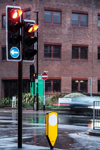 Epsom Surrey Londra Ngiltere Kasım 2022 Trafik Işıklarından Geçen Motorlu — Stok fotoğraf