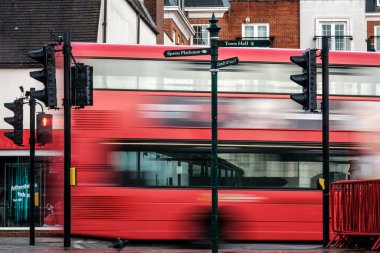 Epsom, Surrey, Londra İngiltere, 20 Kasım 2022, Bir toplu taşıma otobüsünün sürrealistik görüntüsü Ana yolda trafik ışıklarını geçerken bulanık hareket hızını gösteren