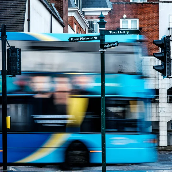 Epsom, Surrey, Londra İngiltere, 20 Kasım 2022, Bir toplu taşıma otobüsünün sürrealistik görüntüsü Ana yolda trafik ışıklarını geçerken bulanık hareket hızını gösteren