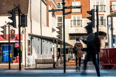 Epsom, Surrey, Londra İngiltere, 20 Kasım 2022, Kadın Croossing Road Man Geçidi Bir Şehir Merkezinde Cep Telefonu ya da Akıllı Telefon Kullanarak Geçiyor