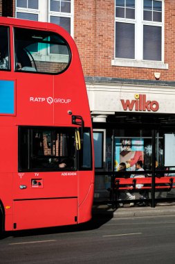 Epsom, Surrey, Londra İngiltere, 19 Şubat 2023, High Street Wlko mağazasının önünde otobüs durağında bekleyen insanlar var.