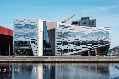 Sandnes Norveç, 10 Mart 2023, Çok Kullanımlı Ticari Bina Bankaları ve Restoranlar Modern Mimarlık Tasarımı Kış mevsiminde Donmuş Suyla Rıhtım Kıyısı Boyunda