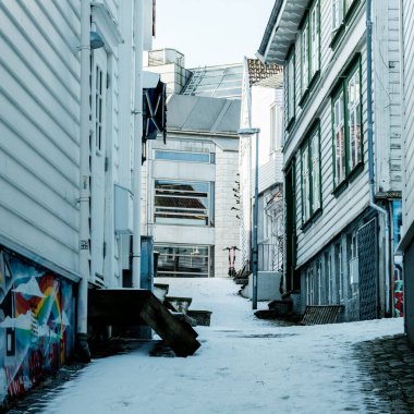 Stavanger, Norveç, 10 Mart 2023, Tarihi Stavanger Tarihi Stooden Tahta Kaplama Binalar İnsansız ve Yalancı Karlı