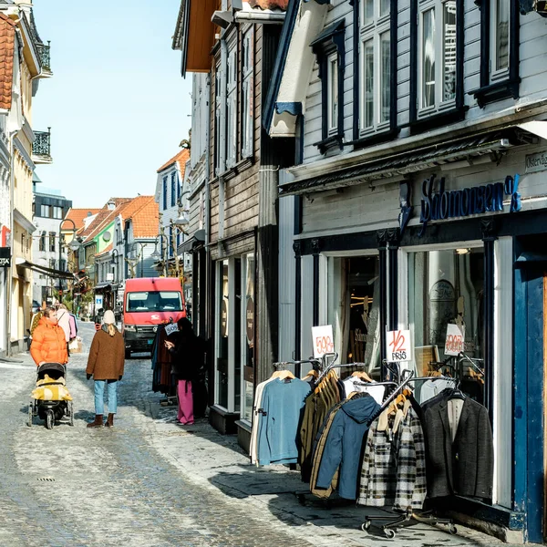 Stavanger Noruega Março 2023 Pessoas Andando Pela Cidade Histórica Tradicional — Fotografia de Stock
