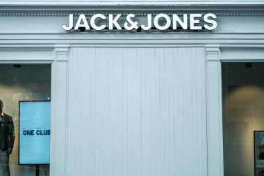 Stavanger, Norveç, 10 Mart 2023, Jack & Jones Erkek Giyim Perakende Dükkanı Tabelası ve Ön