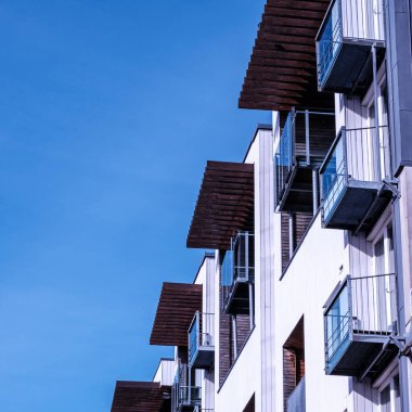 Stavanger, Norveç, 10 Mart 2023, Şehir merkezindeki Stavanger Apartmanı Açık Mavi Gökyüzüne Karşı Kimse Yok