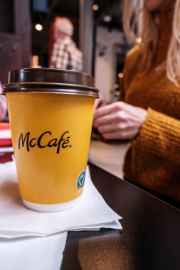 Sandnes, Norveç, 11 Mart 2023, McDonalds Fast Food Lokantası 'nın içinde, tek kullanımlık sarı bardakta bir fincan McCafe Coffee.