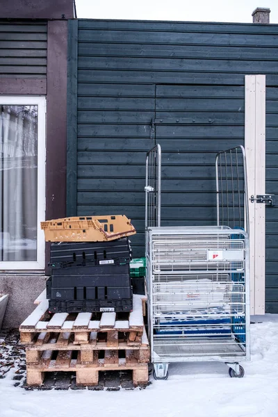 Sandnes Norwegia Marca 2023 Kontenery Transportowe Metalowy Wózek Czekający Odbiór — Zdjęcie stockowe