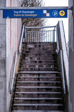 Sandnes, Norveç, 12 Mart 2023, Stavanger 'a giden trenlerle Sandnes Tren İstasyonu' na giden Beton Basamaklar