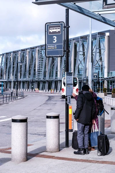 Stavanger Νορβηγία Μαρτίου 2023 Δύο Άνθρωποι Περιμένουν Λεωφορείο Στο Αεροδρόμιο — Φωτογραφία Αρχείου