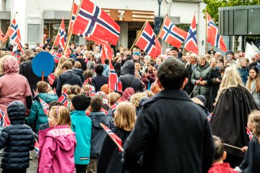 Sandnes, Norveç, 17 Mayıs 2023 Norveç Bayrakları Bağımsızlık Günü Sancaklarını taşıyan Renkli Kadın ve Çocuk Grubu