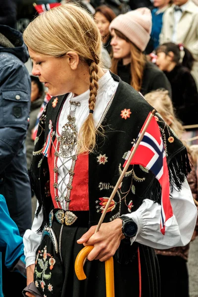 ノルウェー サンドネス2023年5月17日ノルウェー国旗独立記念日のサンドネスを持つ伝統的なドレスを着た若いブロンドの女性 — ストック写真