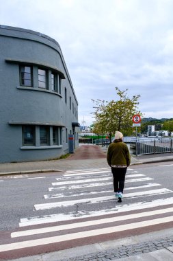 Sandnes, Norveç, 18 Mayıs 2023, Yolun karşısında tek başına yürüyen bir adam eski kasaba Sandnes Norveç 'i geçen bir yaya kullanıyor.