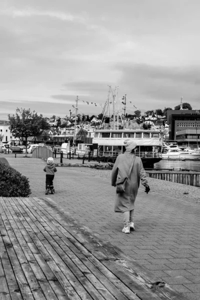 2023年5月18日 桑拿斯 母子孤身一人乘游船沿着桑拿斯港口海滨散步 — 图库照片