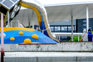 Sandnes, Rogaland, Norveç, Mayıs 1823, Modern Çocuklar Kum Kenti Park Alanında Küp Şeklinde Kaydırak Oynuyor