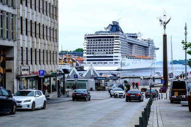 Stavanger, Rogaland, Norveç 19 Mayıs 2023, MV Fantasia Cruise Gemisi Stavanger Limanında demirli Turistlerle Yerel Ekonomiyi Artırıyor