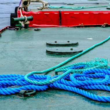 Stavanger, Rogaland, Norveç, 19 Mayıs 2023, Mavili ve Yeşil Denizcilik halatları İnsansız Stevenger Limanı Güvertesinde