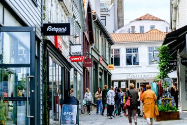 Stavanger, Rogaland, Norveç, 19 Mayıs 2023, Stavanger şehir merkezindeki yüksek cadde boyunca yürüyen bir grup insan.