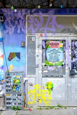 Stavanger, Rogaland, Norveç, 19 Mayıs 2023, Kapalı Dükkan ya da Mağaza Girişi Grafiti Boyası ile kaplı