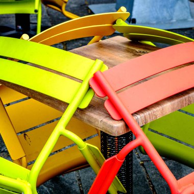 Stavanger, Rogaland, Norveç, 19 Mayıs 2023, Soyut Yığın ya da Parlak Renkli Sandalyeler Grubu Dışarıdaki Bir Kafe 'de