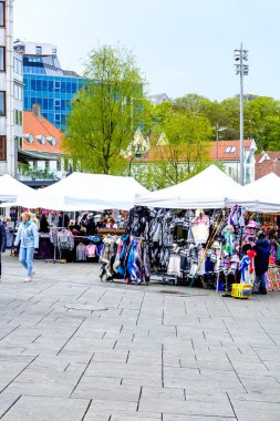 Stavanger, Rogaland, Norveç, 19 Mayıs 2023, Şehir merkezindeki Stavanger Açık Hava Pazarı.