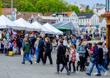 Stavanger, Rogaland, Norveç, 19 Mayıs 2023, Şehir merkezindeki Stavanger Açık Hava Pazarı.