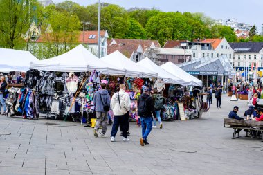 Stavanger, Rogaland, Norveç, 19 Mayıs 2023, Şehir merkezindeki Stavanger Açık Hava Pazarı.