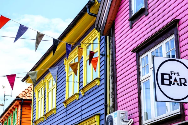 2023年5月19日 挪威罗加兰市斯塔万格 没有人居住的市中心斯塔万格购物中心 色彩艳丽的传统木制建筑走廊 — 图库照片
