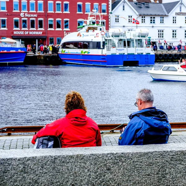 2023年5月19日 挪威罗加兰德市的斯塔万格 中年夫妇坐落于海滨斯塔万格港 以传统的老码头建筑和渡船为背景 — 图库照片