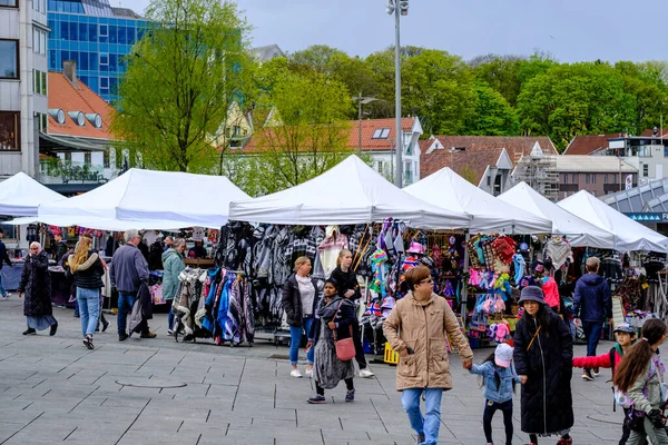 stock image Stavanger, Rogaland, Norway, May 19 2023, Open Air Street Market Downtown Stavanger With Crowds Of Shoppers And Tourists