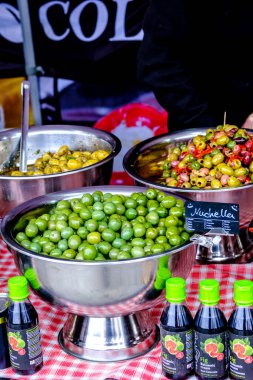 Stavanger, Rogaland, Norveç, 19 Mayıs 2023, Hazırlanmış Doldurulmuş ve Baharatlı Zeytinler Şehir merkezindeki Stavanger 'da