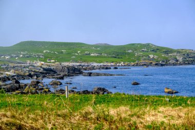 Olberg; Olbergstranden; Raege; Norveç; 20 Mayıs 2023, Çevresi Yeşil Tepelerle çevrili