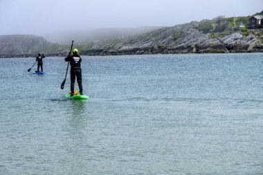 Olberg; Olbergstranden; Raege; Norveç; 20 Mayıs 2023, Sakin Sabah Denizi Koşullarını Keşfeden Paddle Panarder