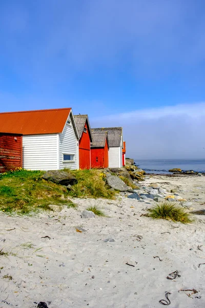 奥尔堡 奥尔伯格斯特兰登 2023年5月20日 在没有人的清早蓝天的映衬下 排成传统的彩色海滨小屋 — 图库照片