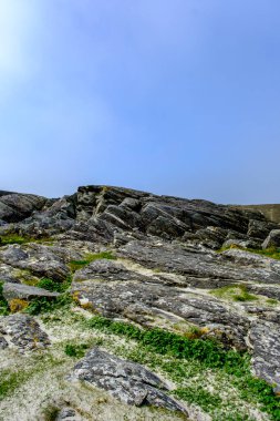 Olberg; Olbergstranden; Raege; Norveç; 20 Mayıs 2023, Weathered Mountain Hillside with Rocky Outcrops and Grass Batı Norveç 'in sert elementlerine maruz kaldı.