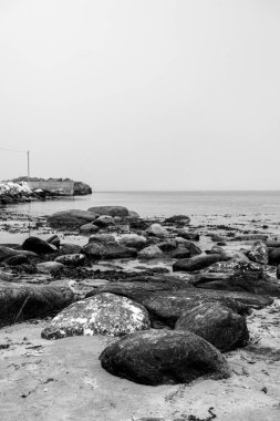 Olberg; Olbergstranden; Raege; Norveç; 20 Mayıs 2023, Black and White Beach Sahnesi Rocky Outcrops ve No People