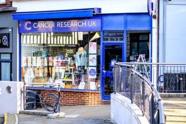 Leatherhead Surrey UK, 26 Ağustos 2023, Birleşik Krallık Kanser Araştırması İnsansız Yardım Dükkanı