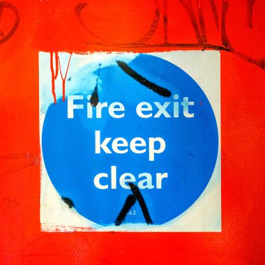 Epsom Surrey UK, 10 Eylül 2023, Yangından Çıkış Kapısı Kapısı Zarar Verildi