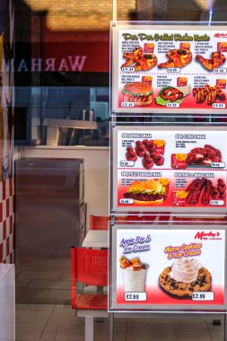 Kingston-Upon-Thames, Londra İngiltere, 12 Şubat 2024, Bir Tavuğun Penceresinde Yemek Menüsü ve İnsansız Fast Food Shop