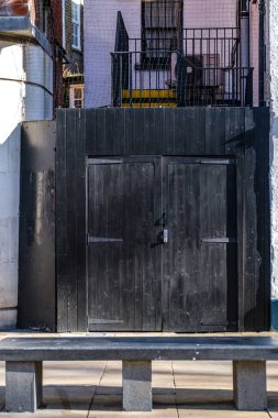 Kingston-Upon-Thames, Londra İngiltere, 12 Şubat 2024, Siyah Boyalı Ahşap Kapılar ve Taş Benek veya İnsansız Koltuk