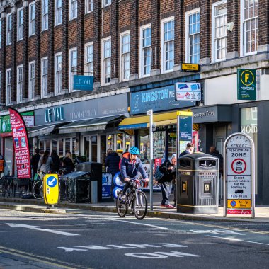 Kingston-Upon-Thames, Londra İngiltere, 12 Şubat 2024, Genç Asyalı Bisikletçi Güvenlikli Kask Takan Özel Bisiklet Yolu Kullanıyor