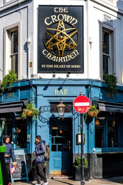 Soho, Londra İngiltere, 08 Mart 2024, Tarihi The Crown and Two President Geleneksel Bar Dean Street Soho Dışarıda 2 kişi
