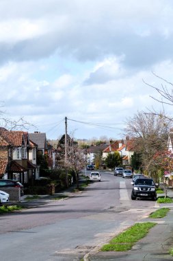 Leatherhead Surrey, İngiltere, 29 Mart 2024, Tipik Parklı Arabalar ve Kimse Olmayan Varoş Konutlar Sokağı