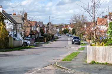Leatherhead Surrey, İngiltere, 29 Mart 2024, Tipik Parklı Arabalar ve Kimse Olmayan Varoş Konutlar Sokağı