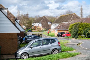 Leatherhead Surrey, İngiltere, 29 Mart 2024, Tipik Parklı Arabalar ve Kimse Olmayan Varoş Konutlar Sokağı