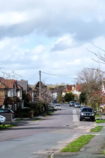 Leatherhead Surrey, İngiltere, 29 Mart 2024, Tipik Parklı Arabalar ve Kimse Olmayan Varoş Konutlar Sokağı