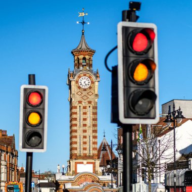 Epsom Surrey, İngiltere, 30 Mart 2024, Kırmızı ve Amber trafik ışıkları Saat Kulesi Arkaplanda ve Kimse Yok