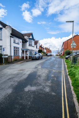 Leatherhead Surrey, İngiltere, Nisan 01 2024, Geleneksel Surburbian Konut Hattı