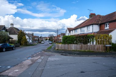 Leatherhead Surrey, İngiltere, Nisan 01 2024, Geleneksel Surburbian Konut Hattı