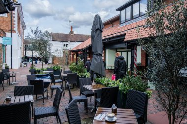 Epsom Surrey, İngiltere, Nisan 02 2024, İnsanların Geçmişteki Boş Oturma Alanı Kafesi ya da Müşterisi Olmayan Kahve Dükkanı